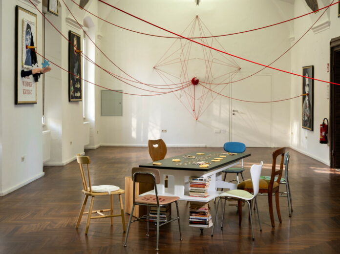 Zenita Komad: Installationsansicht "Friedensbüro", 2024, Ausstellungsansicht: Zenita Komad: Nie wieder Krieg! KULTUMUSEUM Graz, Kurator Johannes Rauchenberger, Foto: (c) Ferdinand Neumüller
