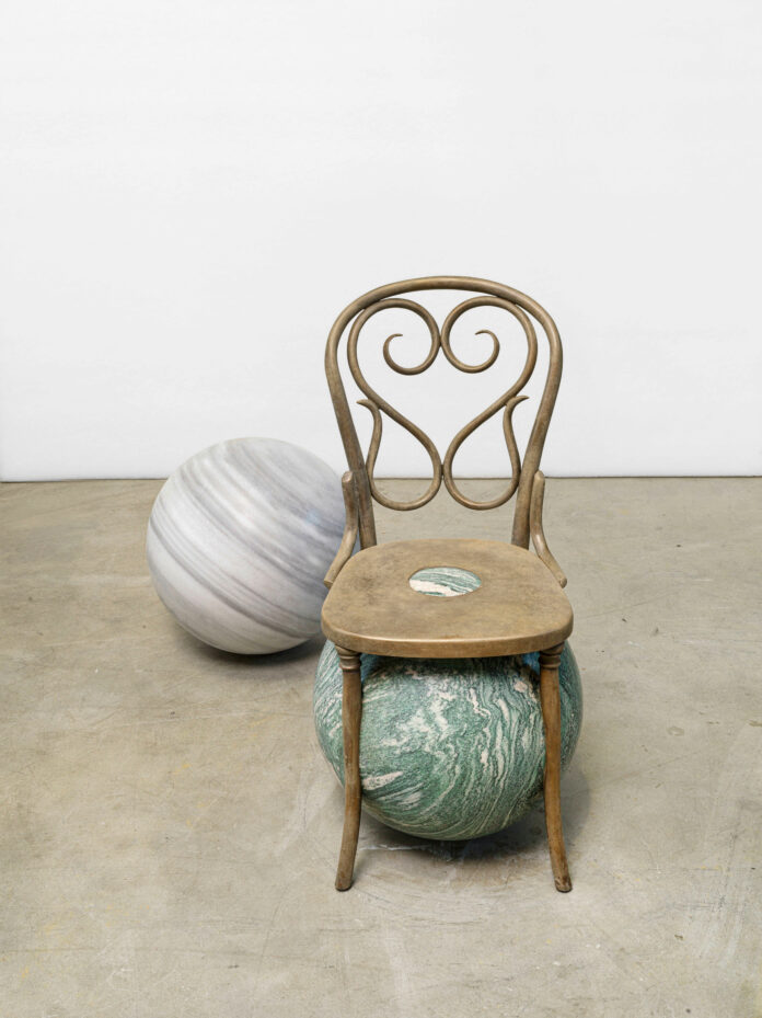 Alicja Kwade, Siège du Monde (II), 2023 Courtesy the artist, © Roman März