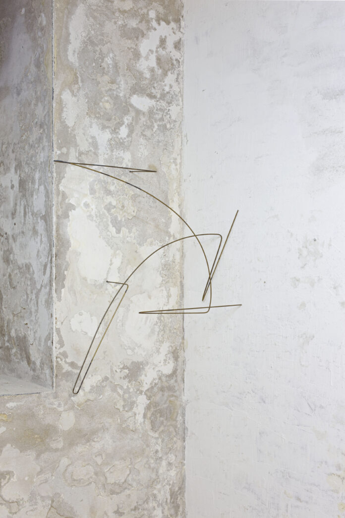 Foto: sculptural sketch, 2023, teilweise oxidiertes Messing und Kupfer, 100 x 75 x 40 cm I © Bildrecht, Wien 2024