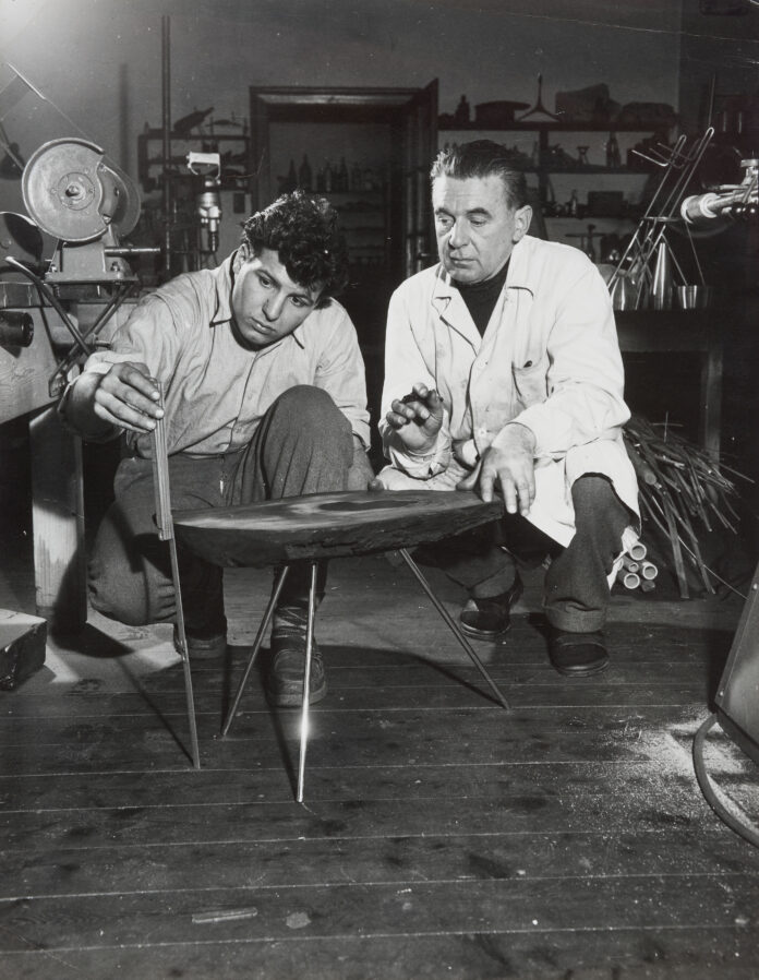 Carl Auböck II, Baumtisch in der Werkstätte, Bernardgasse, Wien, um 1950 © Werkstätte Carl Auböck