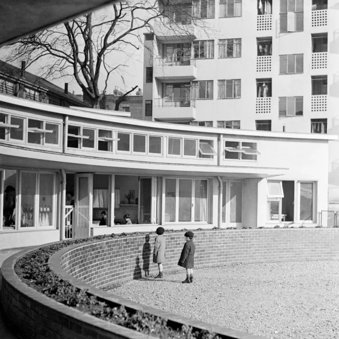 Edith Tudor-Hart, »Kinder vor dem runden Bau: Kensal House«, London, 1938. © Suschitzky / Donat Family. Courtesy FOTOHOF>ARCHIV