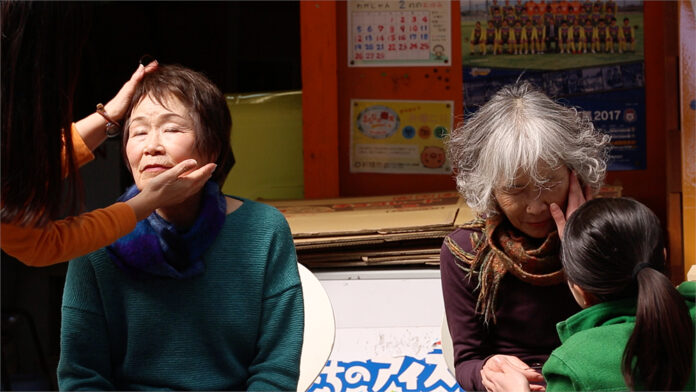 Anna Witt, Care, HD-Video, 2017, Performance im öffentlichen Raum, Maebashi, Videostill, courtesy of the artist