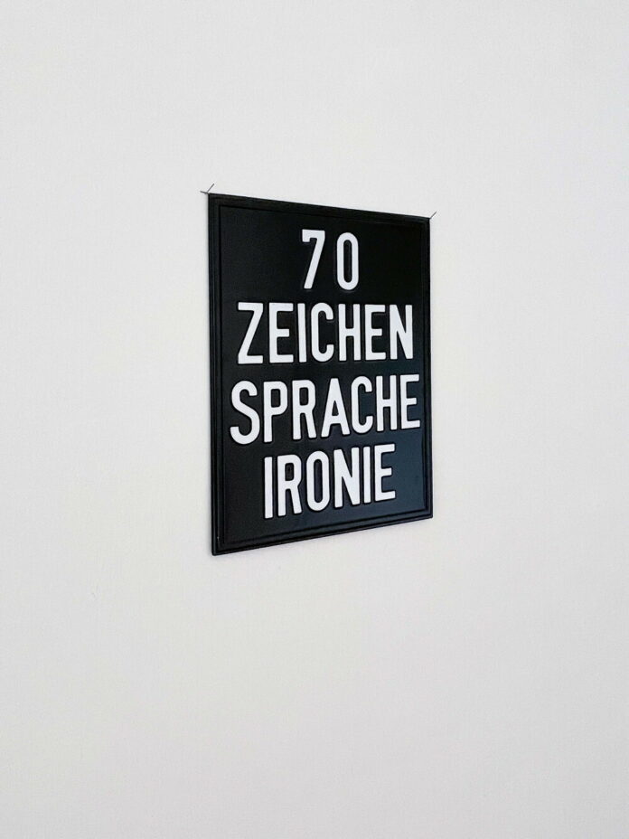Foto ©: J. Rauchenberger, Michael Endlicher 70er Dramenblech, 2004/2022geprägtes Aluminiumblech, 40x30 cm, AP