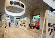 Über Tourismus – Eine Ausstellung des AzW / VHS Kulturgarage, Wien