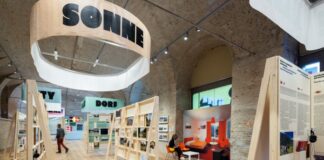 Über Tourismus – Eine Ausstellung des AzW / VHS Kulturgarage, Wien