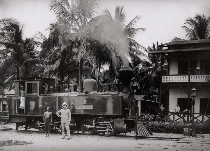 Lokomotive der Usambara Bahn in Duala, Unbekannt/e Fotograf*in, um 1904, Silber-Gelatineglasplatte Negativ (Trockenplatte), 13 cm × 18 cm, Sammlung von Rudolf Oldenburg, Inv.Nr. 50058 © KHM-Museumsverband, Weltmuseum Wien.