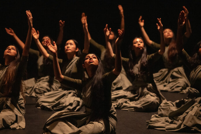 Akram Khan Company (GB) Thikra: Night of Remembering © Camilla Greenwell