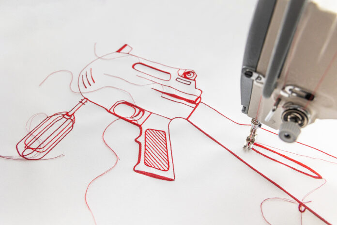 Elisabeth Gschiel | „ENTSCHÄRFTE WAFFEN“, Waffe mit Mixer (Detail), 2024 | Rote Nähseide auf Leinwand | 65 x 45 cm | Foto: Peter Brandstätter 2025 | © Bildrecht, Wien 2025