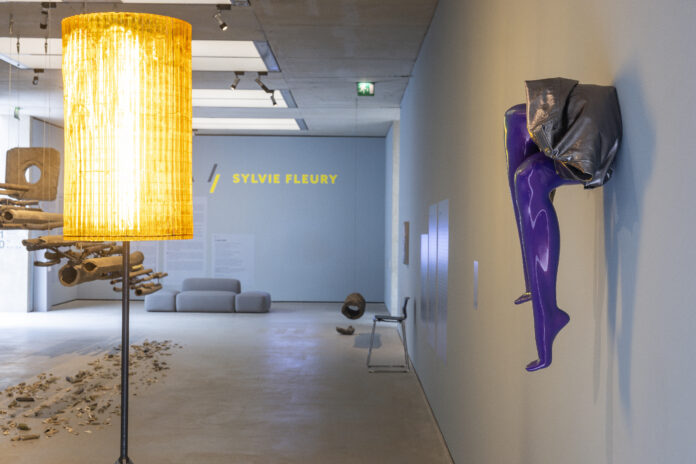 Sylvie Fleury, Ausstellungsansicht, 2025, Museum der Moderne Salzburg, courtesy of Galerie Thaddaeus Ropac, London · Paris · Salzburg · Milan · Seoul, © Museum der Moderne Salzburg, Foto: wildbild/Herbert Rohrer