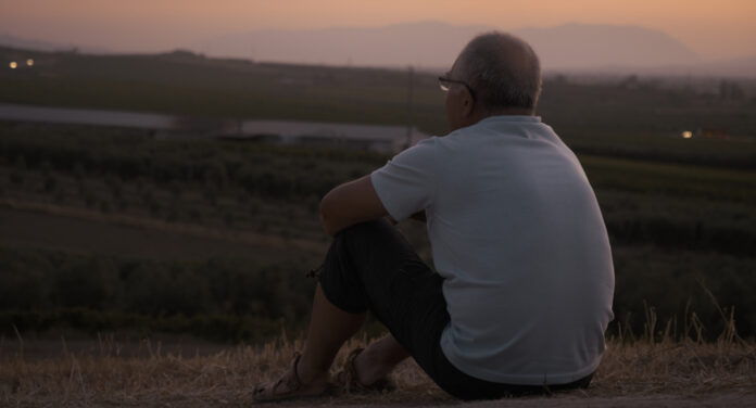 BABA, NE YAPMAYI DÜŞÜNÜYORSUN? / BABA, WHAT'S YOUR PLAN? (AT/TR 2026) (R/D: Tolga Karaaslan) © sixpackfilm