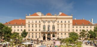 Vision und Widerstand: Wie das MuseumsQuartier Wien veränderte / Museumsquartier, MQ Freiraum, Wien