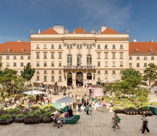Vision und Widerstand: Wie das MuseumsQuartier Wien veränderte / Museumsquartier, MQ Freiraum, Wien