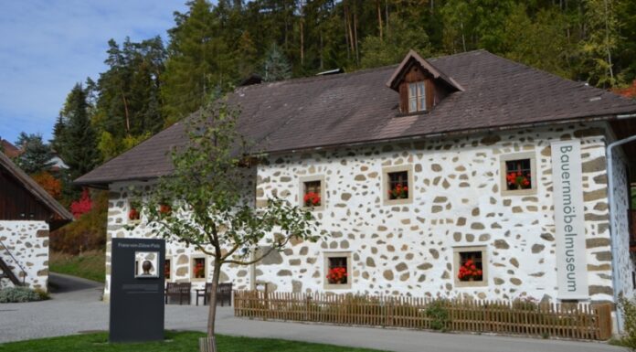Christa Paule. Das Mühlviertel in leuchtenden Farben: kräftig, floral, bunt / Hirschbacher Bauernmöbelmuseum Edlmühle, Oberösterreich